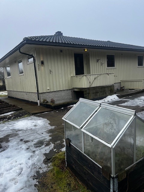 Inngangsparti med uteplass